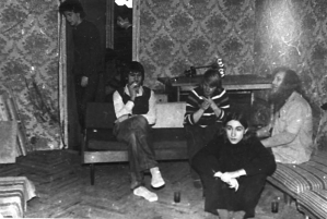 Квартирник Папы Леши на Планерной, лето 1985 г. Одна из тусовок - лето 1985 г., перед квартирным концертом Папы Леши на Планерной у "Чапа". Папа Леша - справа. Макс Поповский сидит на полу. В светлой рубашке с сигаретой - Майк Орехов.