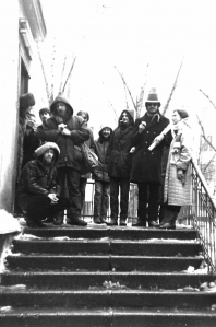 Свадьба Майка Орехова и Маши Макаровой на Кропоткинской, 25 января 1985 г. Фото сделано на ступеньках ЗАГСа на Таганке. Сидит Виктор Троегубов (экс-"Крематорий"), по центру (улыбается) Борис Волчек (прозвище Шамбала), позднее уехал в Израиль Слева выглядывет Ира Авария (Ира "Уебина"), тусовщица. С сигаретой по центру - Слава Хмельков ("Волшебник"). Папа Леша приезжал в ЗАГС, и позднее поиграл свои песни на свадьбе дома.
