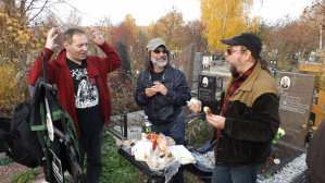 Были Хоббит, Вова Колосов (Отец), Рост и его приятель-байкер Дима.