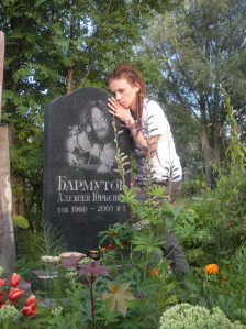 Инна и памятник Папе Леше  Родителей Папы Леши в этот день у могилы не было. Могила показалась довольно заросшей. Инна и Карина раскидали сорняки, расчистили. И помянули.