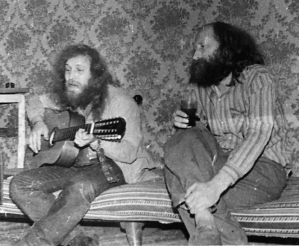 Квартирник Папы Леши на Планерной, лето 1985 г. Одна из тусовок - лето 1985 г., после квартирного концерта Папы Леши на Планерной. Рядом сидит Олег Сергеевич Чапнин ("Чап"), хозяин квартиры, который организовывал множество квартирников и записывал их на магнитофон. К сожалению, аудиозапись квартирника Папы Леши у Чапа до сих пор не найдена.