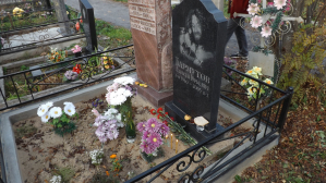 То и дело подходили к Леше, чокались. Ему приятно ж.