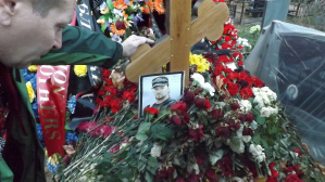 ... А потом пошли на могилку знаменитого байкера Фрола, она совсем недалеко от Лешиной.