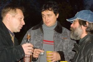 Володя Колосов, Вадим Пономарев и Алексей Бекетов (Хоббит). Заметно вечерело. Все разбились на небольшие компании, и вспоминали о чем-то своем, связанном с Папой Лешей.