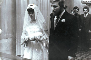 Папа Леша, свадьба с Ольгой, декабрь 1979. Первая свадьба Папы Леши, декабрь 1979 года. Леша в 19 лет женился на Ольге. Они познакомились, когда вместе учились в институте МИИТ. Леша и Оля Бармутовы прожили вместе семь лет. Затем расстались, но официально развелись только спустя еще девять лет..
