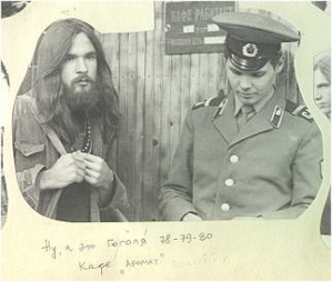 Двери кафе. Гуру и Роджер. Гуру - скромный, начитанный. Поэт, писатель, созерцатель.