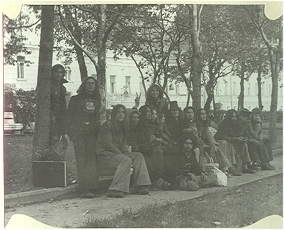 Гоголя, 1978-79г. Обычно мы собирались каждый вечер у кафе "Аромат", в скверике, напротив памятника сидящему Гоголю. Если "Аромат" в очередной раз не закрывали на ремонт, то в нем мы пили чай, ели сладости. Частенько наведывался оперативный отряд "Березка". Березку создали в конце 80-годов КГБ-шники для борьбы с антисоциальными элементами (в основном хиппи). Они проверяли документы, кого-то забирали. Один раз очередной оперативник задал вопрос Толику Пикассо: "- Кем работаешь?" "- Я свободный художник