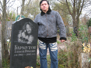 У могилы Папы Леши  Я сфоткался на память у памятника. На память у памятника. Звучит по-дурацки.