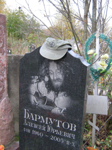 Повесил свою кепку с пацификом на Лешу, чтобы не мерз.