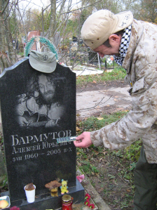 Пит Самоделкин кладет Леше на память плату памяти. На память - память.