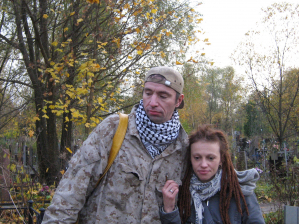 Инна с Питом Самоделкиным. Пришла Инна с мужем. Принялись мы рассказывать друг другу всякие истории о Леше. Набралось немало.