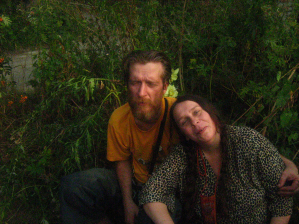 Лева и Галя Суматоха.  Галя Суматоха принялась петь с Левой песни, и атмосфера поминок наладилась как оно должно быть.