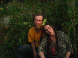 Лева и Галя Суматоха.  Галя Суматоха принялась петь с Левой песни, и атмосфера поминок наладилась как оно должно быть.