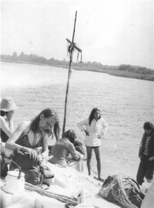 №12. 1984 год. Прибыв на тусовку водным способом, обнаруживаем,что произошло разделение Один лагерь торчит,второй нет. Выложил batya(33 1/3)  