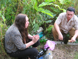 Галя Суматоха и Вадим Пономарев. Поминали кто чем. Было красное вино, разливное пиво и, конечно, водка.