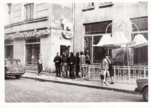 №182. Возле молочного бара МБ, некогда место львовской тусовки. Архив Мефодия Львовского