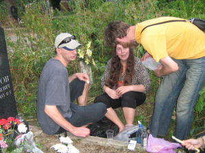 Пит Самоделкин, Галя Суматоха и Лева. Уже после восьми вечера подъехали Пит Самоделкин и Инна.