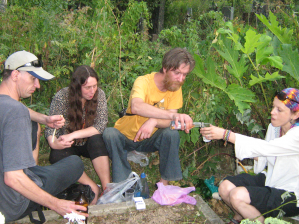 Пит Самоделкин, Галя Суматоха, Лева и Инна. Уже после восьми вечера подъехали Пит Самоделкин и Инна. Начался розлив по бокалам, и пение песен.