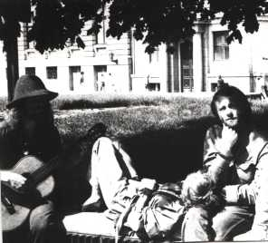 №219. 1988, Рига, Домка, в тени под шляпой блюзит Колек. Архив Володи Бороды