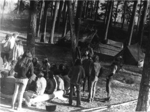 №3. Гауя 83 года,памятного многим по разгону тусовки автоматчиками. Саша Иванов - самый справа в профиль, руки в карманы. Выложил: batya(33 1/3)