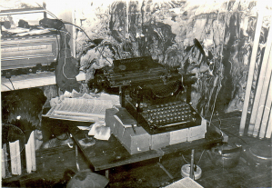 Питерский хипповский самиздат, НЧ/ВЧ, 1987-89. На этой машинке под копирку печатался подпольный журнал "Рок-Революция" Питерский хипповский самиздат, НЧ/ВЧ, 1987-89. На этой машинке под копирку печатался подпольный журнал "Рок-Революция"