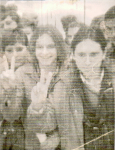 Хиппи на ВДНХ лезут в модную камеру, которая их тут же фотографирует и печатает